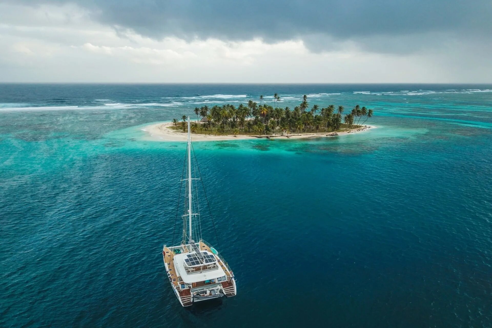 Купить остров в океане фото Yacht OCEAN VIEW, Lagoon 620 CHARTERWORLD Luxury Superyacht Charters