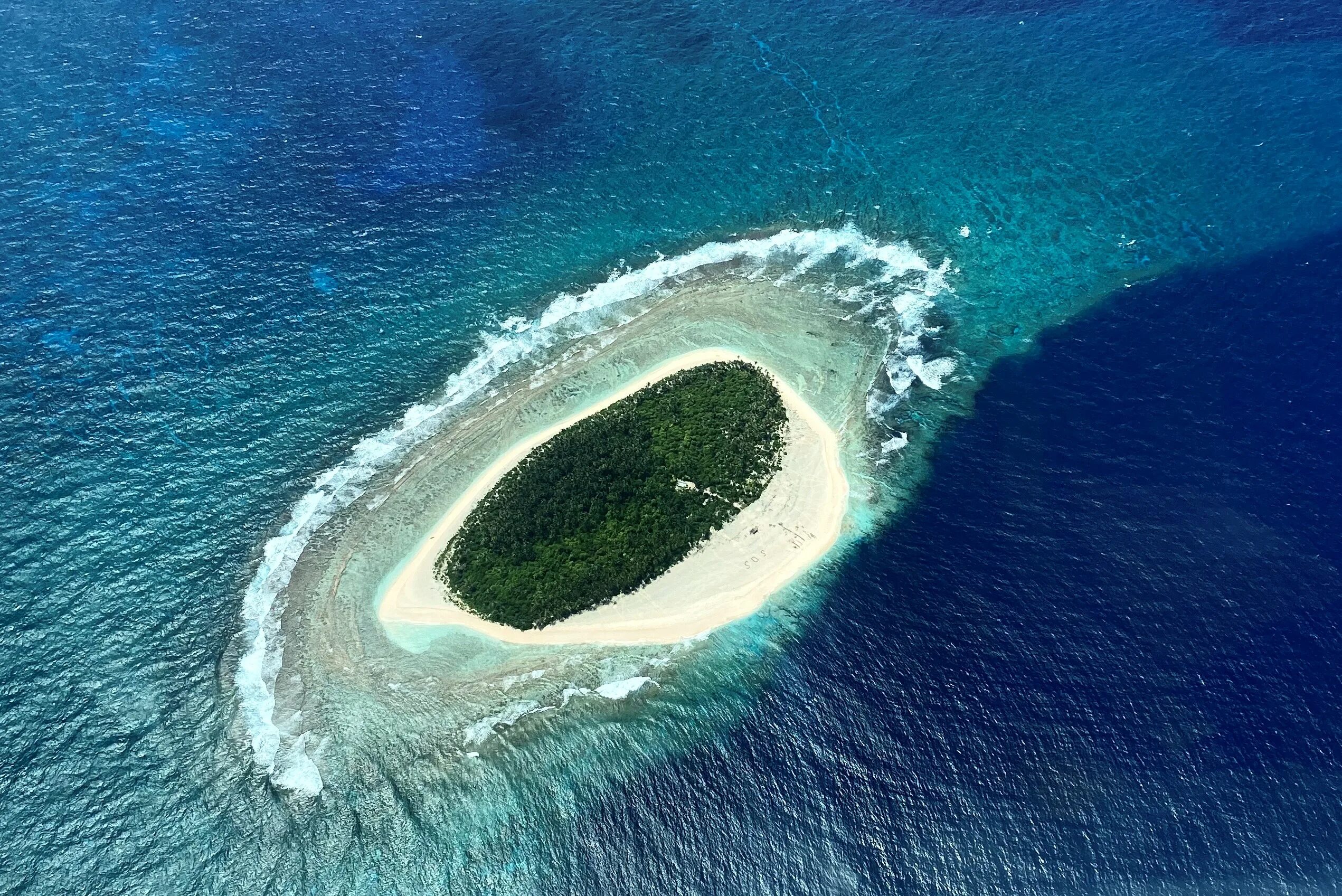 Купить остров в океане фото File:Andersen KC-135 crew locates missing mariners on lone island in the Pacific