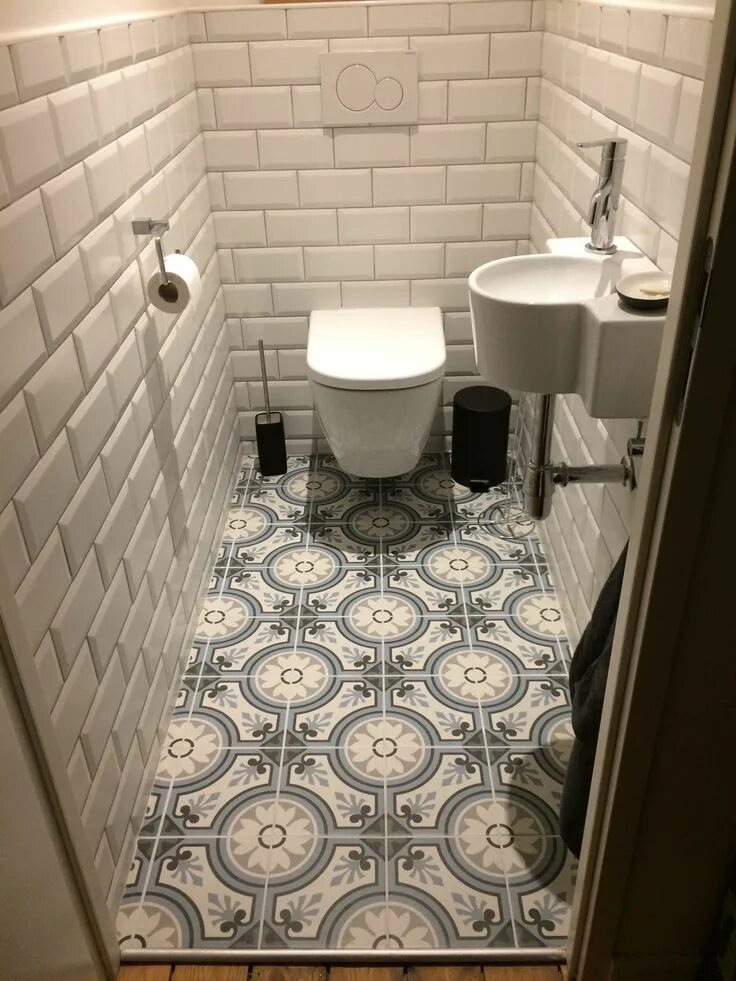 Купить плитку для туалета фото deco wc suspendu avec carreaux de ciment au sol - Recherche Google Small toilet,