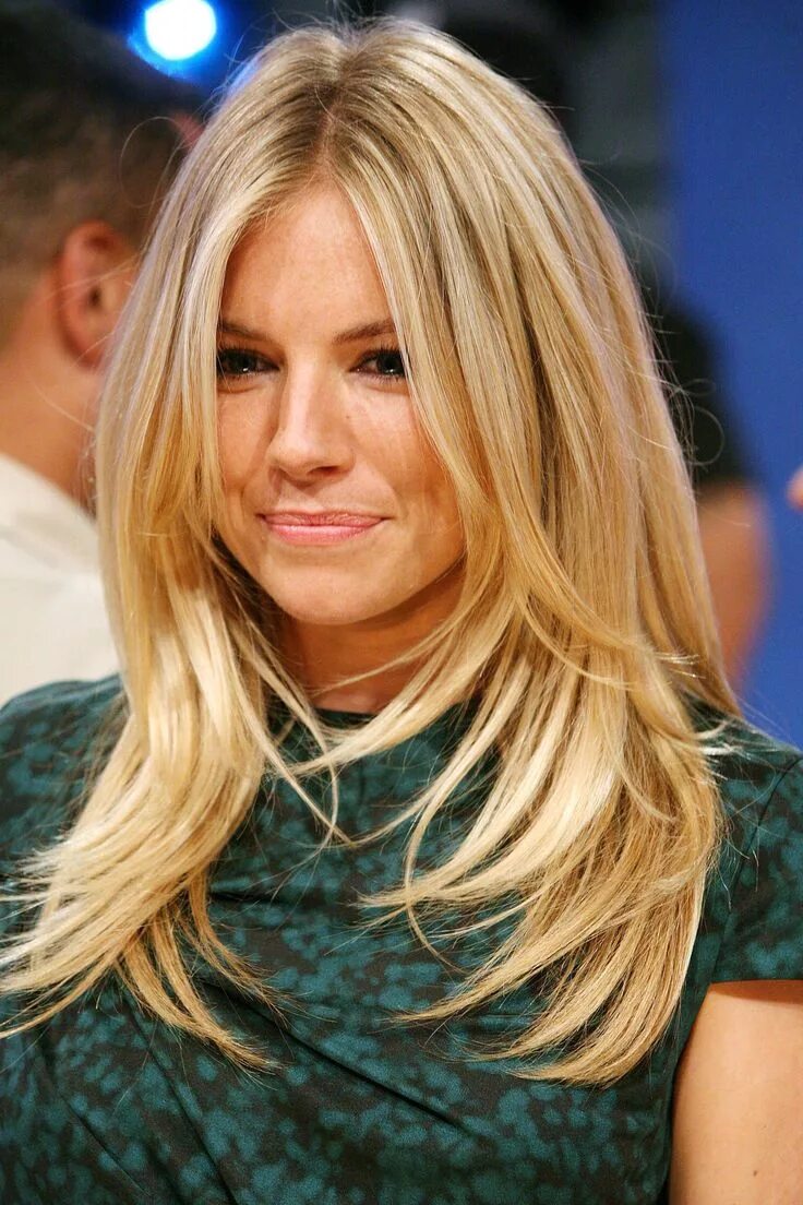 Лесенка на средние волосы фото Sienna Miller News - Sienna Miller Pictures & Latest News Updates Long hair styl