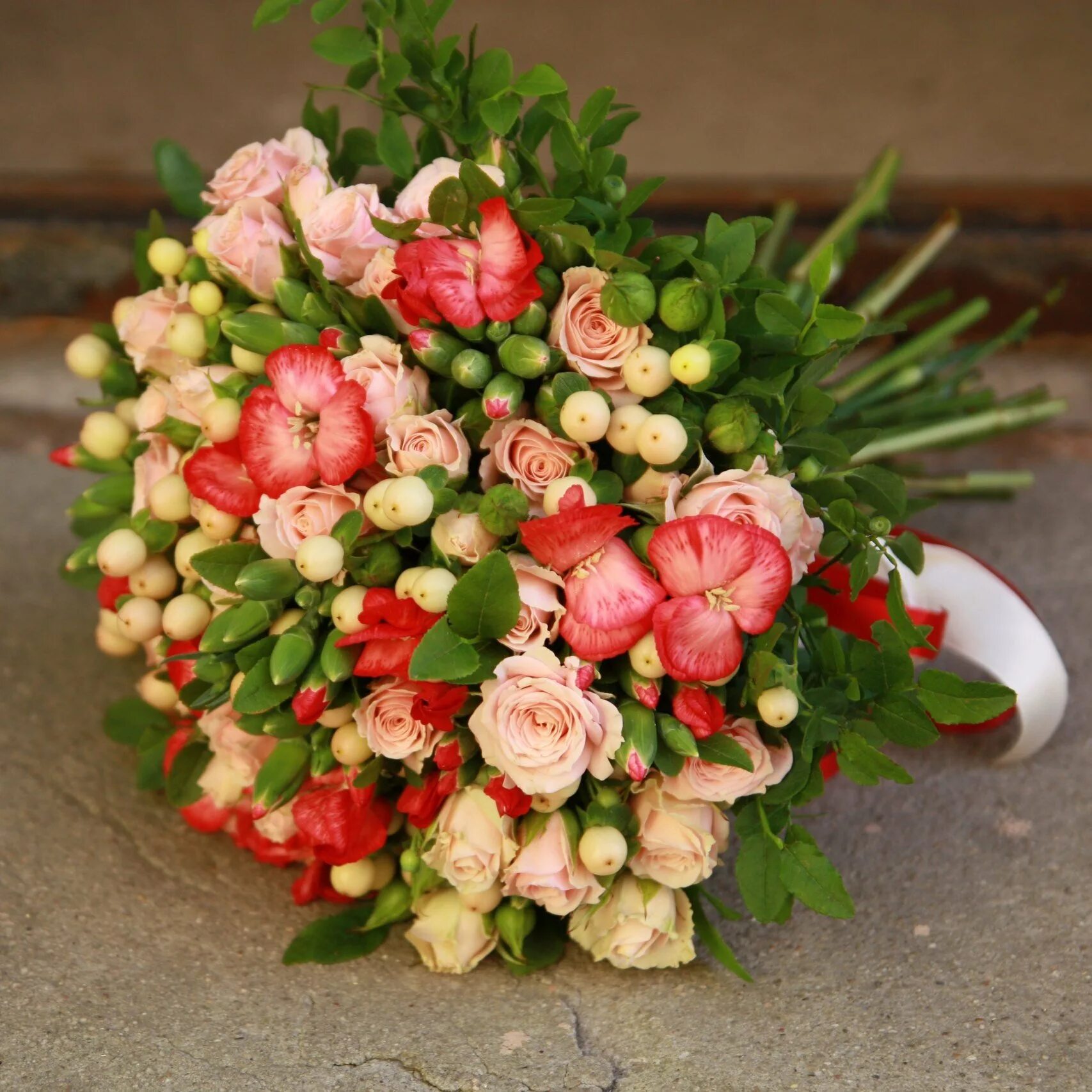 Лесибертс букеты фото Купить букет из гвоздик и кустовых роз в Москве Centre-Flower
