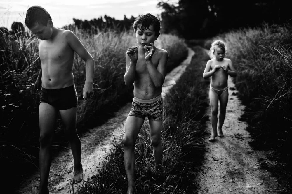 Лесной лагерь натуристов ретро фото Niki Boon. Красивые и искренние фотографии детства без гаджетов PHOTOWEBEXPO