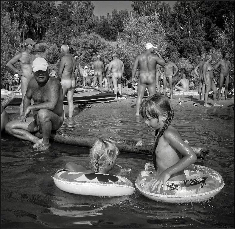Лесной лагерь натуристов ретро фото Nonstop Photos Андрей Пашис / Семейный Натуризм: Отец, Присматривающий за Дочерь