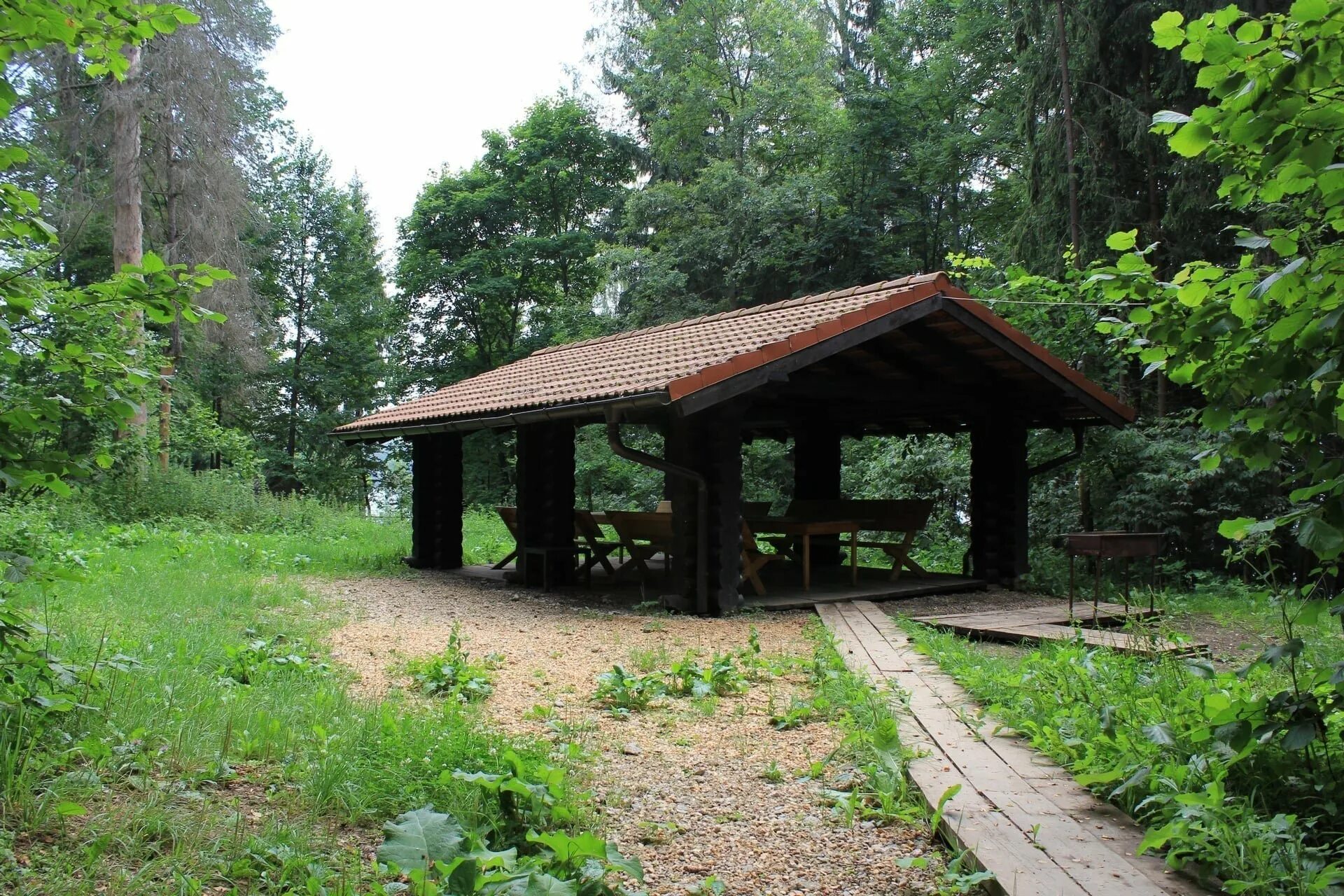 Лесные беседки фото Беседка в лесу - MosRosa.ru
