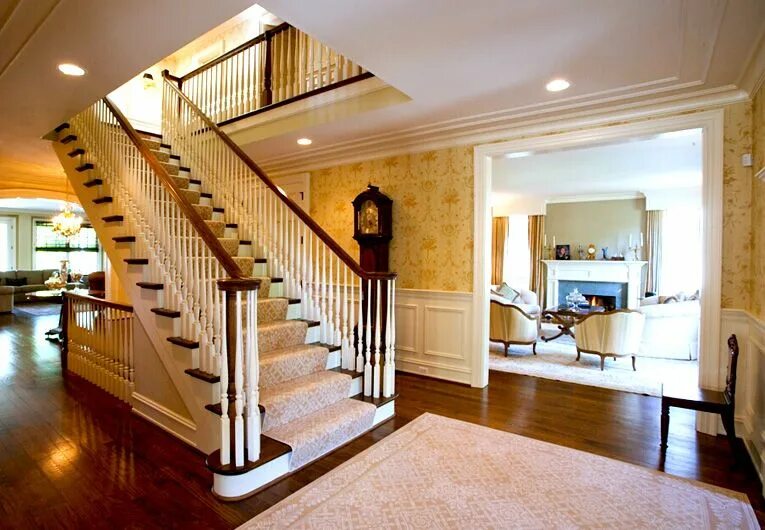 Лестница двухэтажного дома внутри фото Bungalow homes, House design, Mountain home interiors