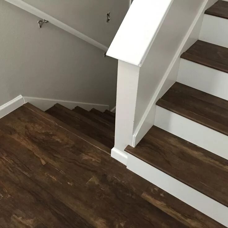 Лестница из кварцвинила фото Luxury Vinyl Plank on stairs Stair remodel, Luxury vinyl plank flooring, Luxury 