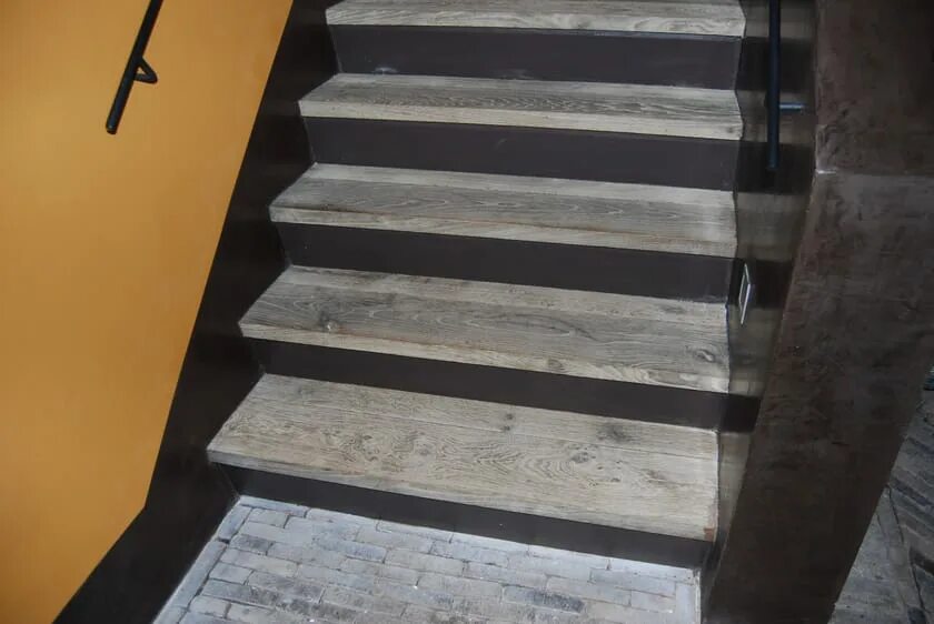 Лестница из кварцвинила фото Rivestimento per scale in rovere HABILLAGE D’ESCALIERS By ARBONY