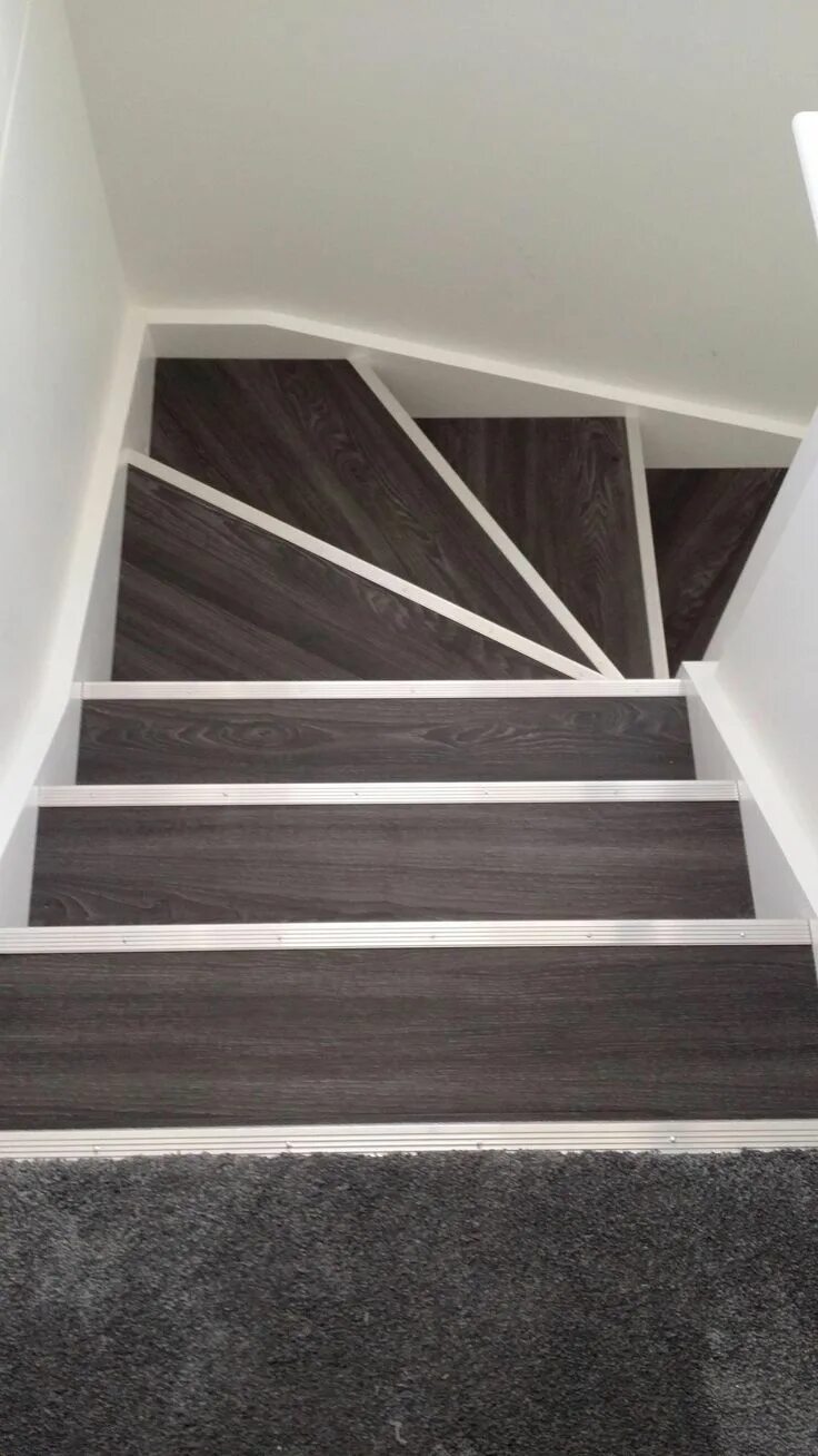 Лестница из ламината фото This painted staircase is a quite inspirational and ideal idea #paintedstaircase
