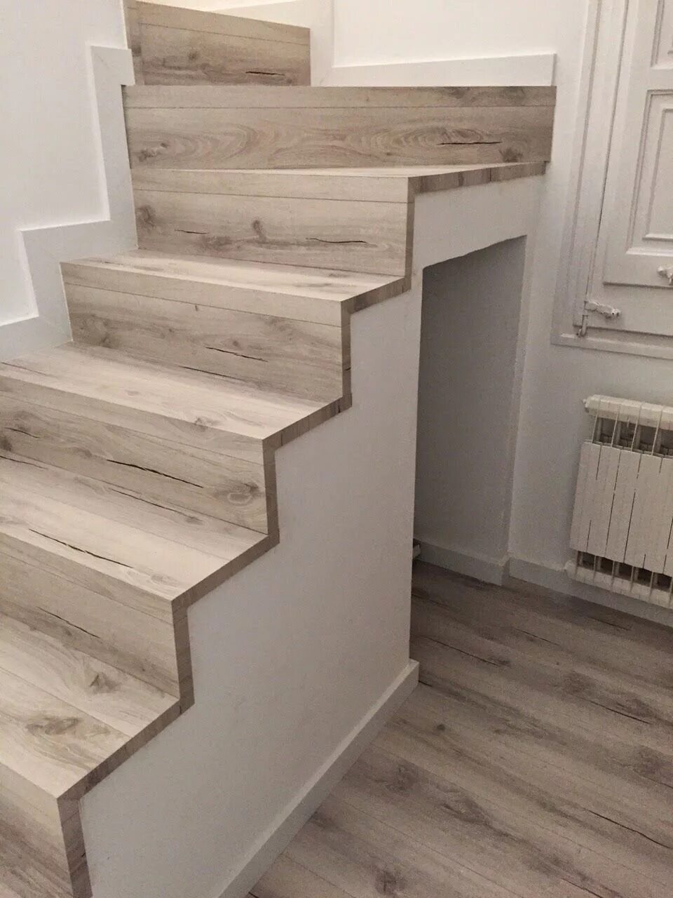 Лестница из ламината фото El forrado de escaleras es un sistema que permite embellecer nuestra casa sin ap