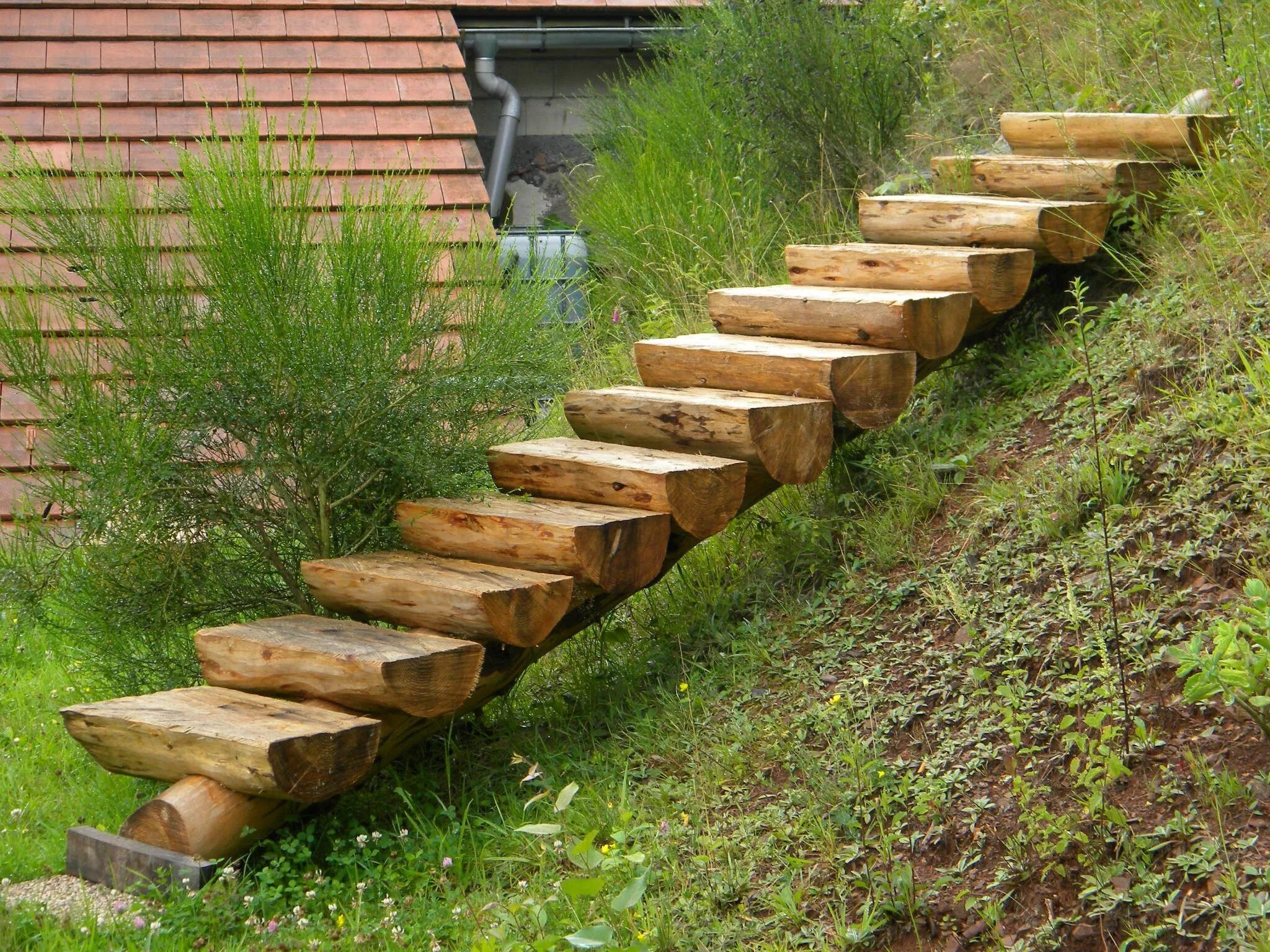 Лестница из плахи своими руками фото Des idées d'escalier en bois pour le jardin - BricoBistro Garden stairs, Backyar