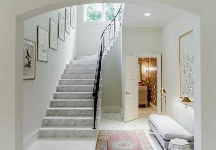 Лестница из плитки в частном доме фото escalier interieur en marbre blanc hall entree banquette rembourree #design #int
