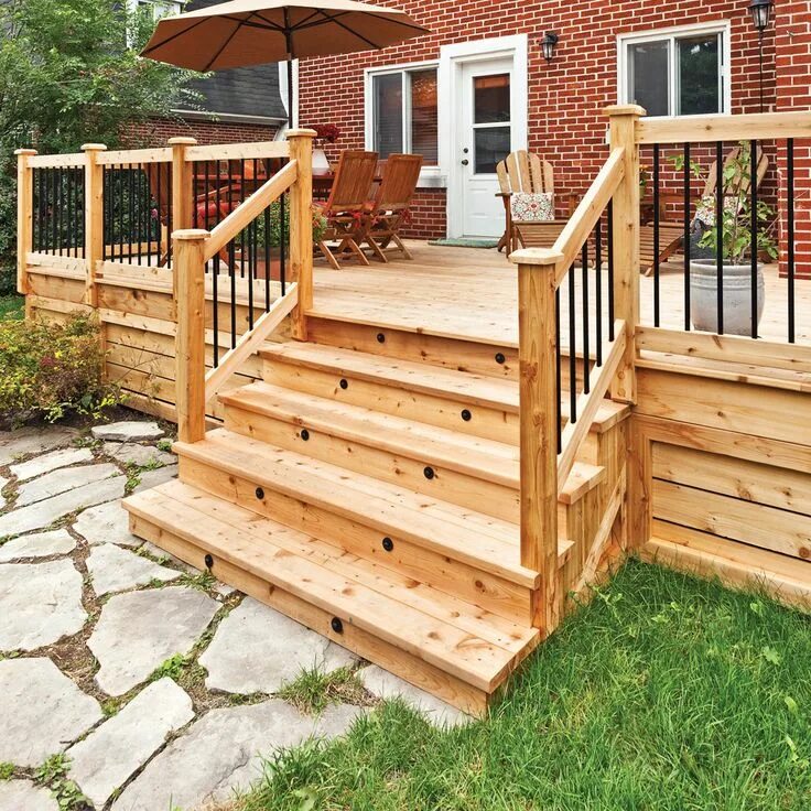 Лестница к крыльцу деревянного дома фото Fabriquer un escalier de patio - Je Jardine Patio deck designs, Patio, Patio des