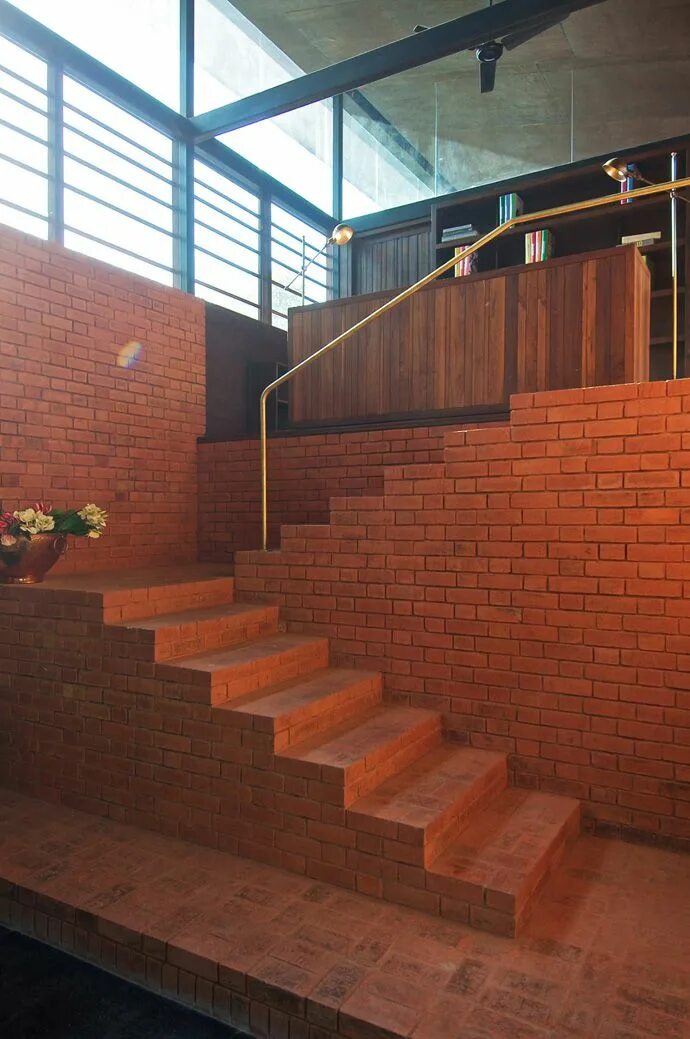 Лестница кирпичная фото The Brick Kiln House by SPASM Design Architects, India Country house design, Hou