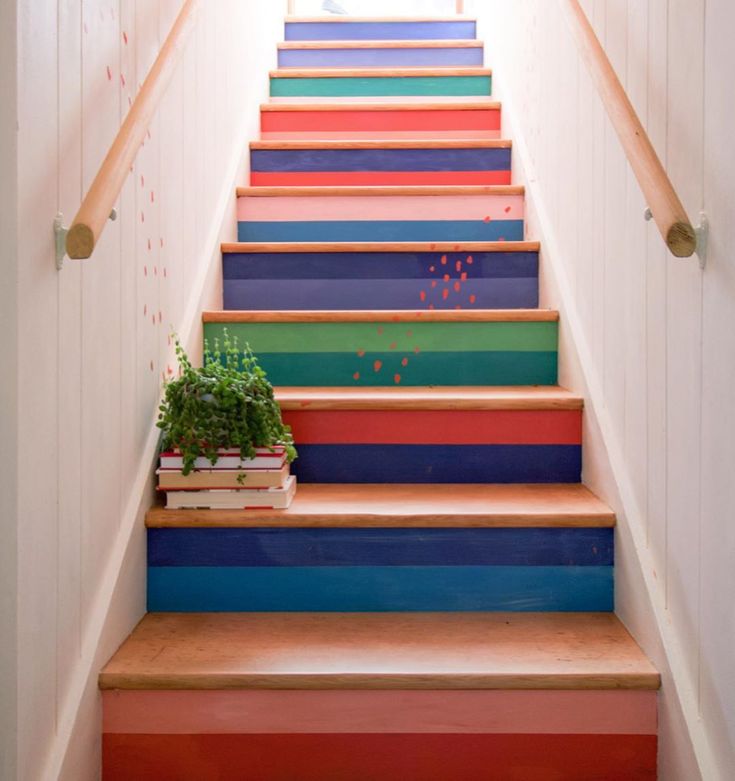 Лестница крашены фото Here it is, the staircase you’ve all been waiting for (also known as the stairca