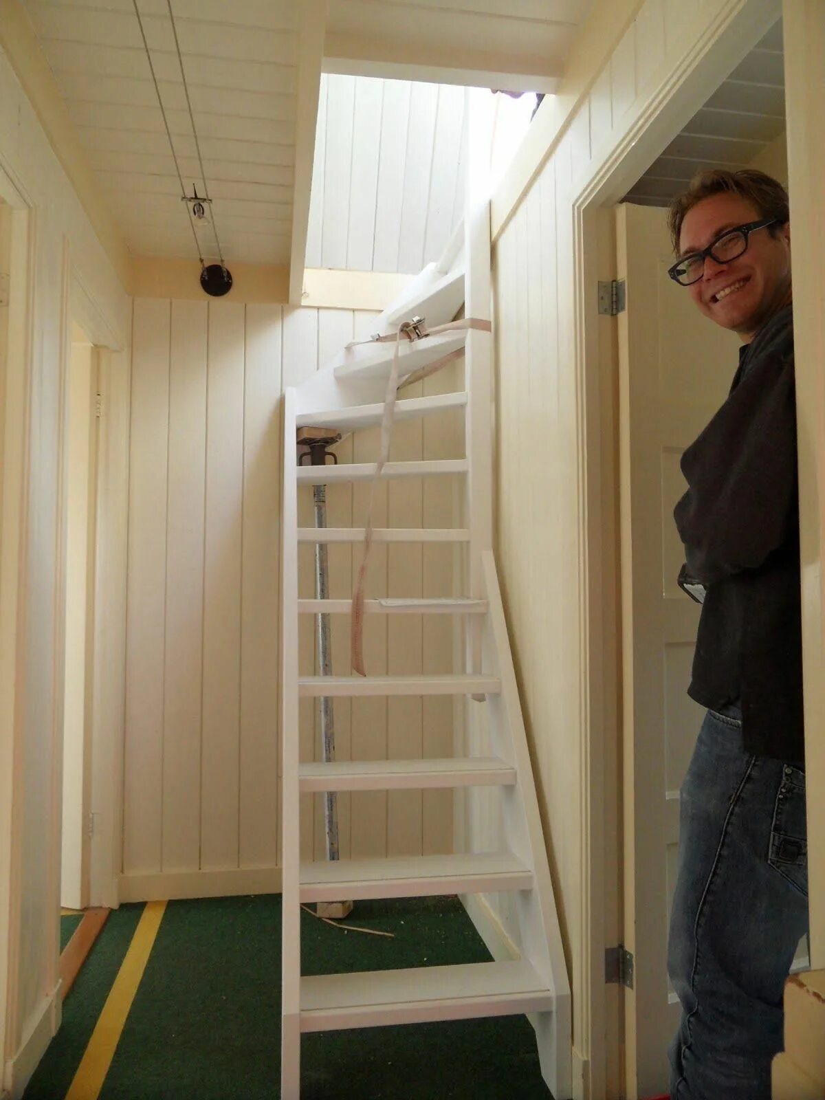 Лестница на чердак в частном доме фото zoldertrap - Google zoeken Tiny house stairs, Loft stairs, House stairs