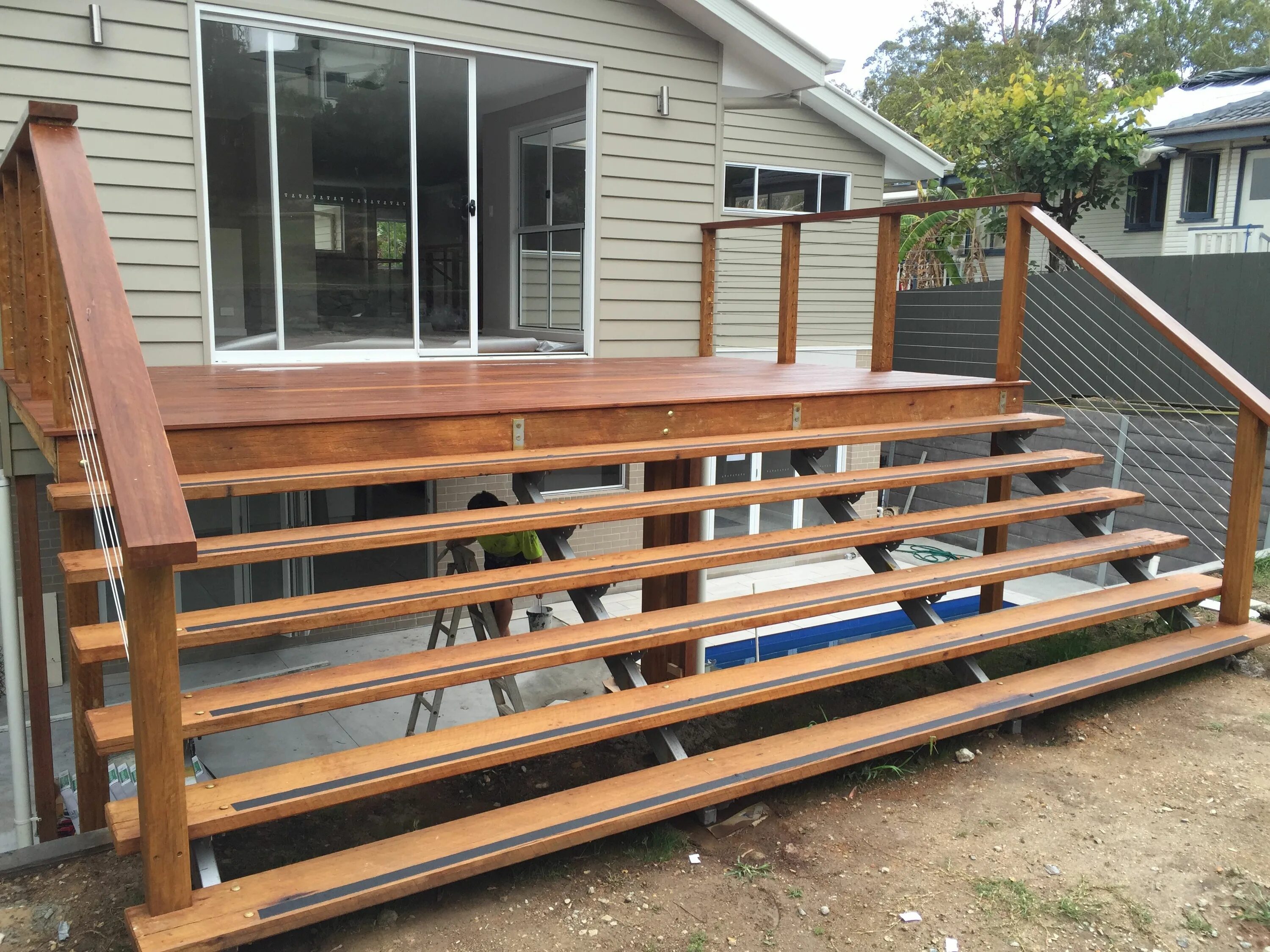 Лестница на веранду из дерева фото wide staircase to the back yard by http://www.allwedoisdecks.com/ Exterior stair