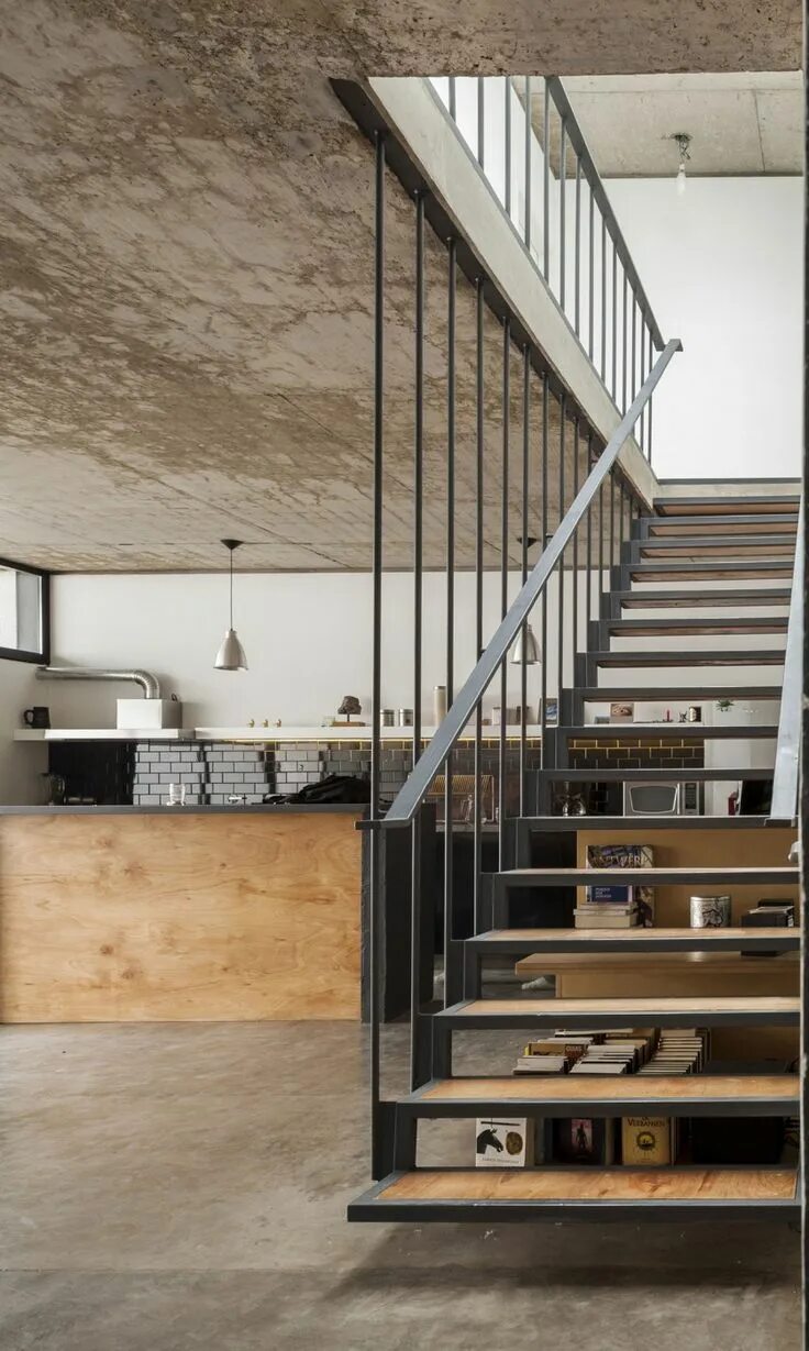 Лестница на второй в стиле лофт L250 by Hitzig Militello arquitectos HomeDSGN Staircase design, House stairs, In