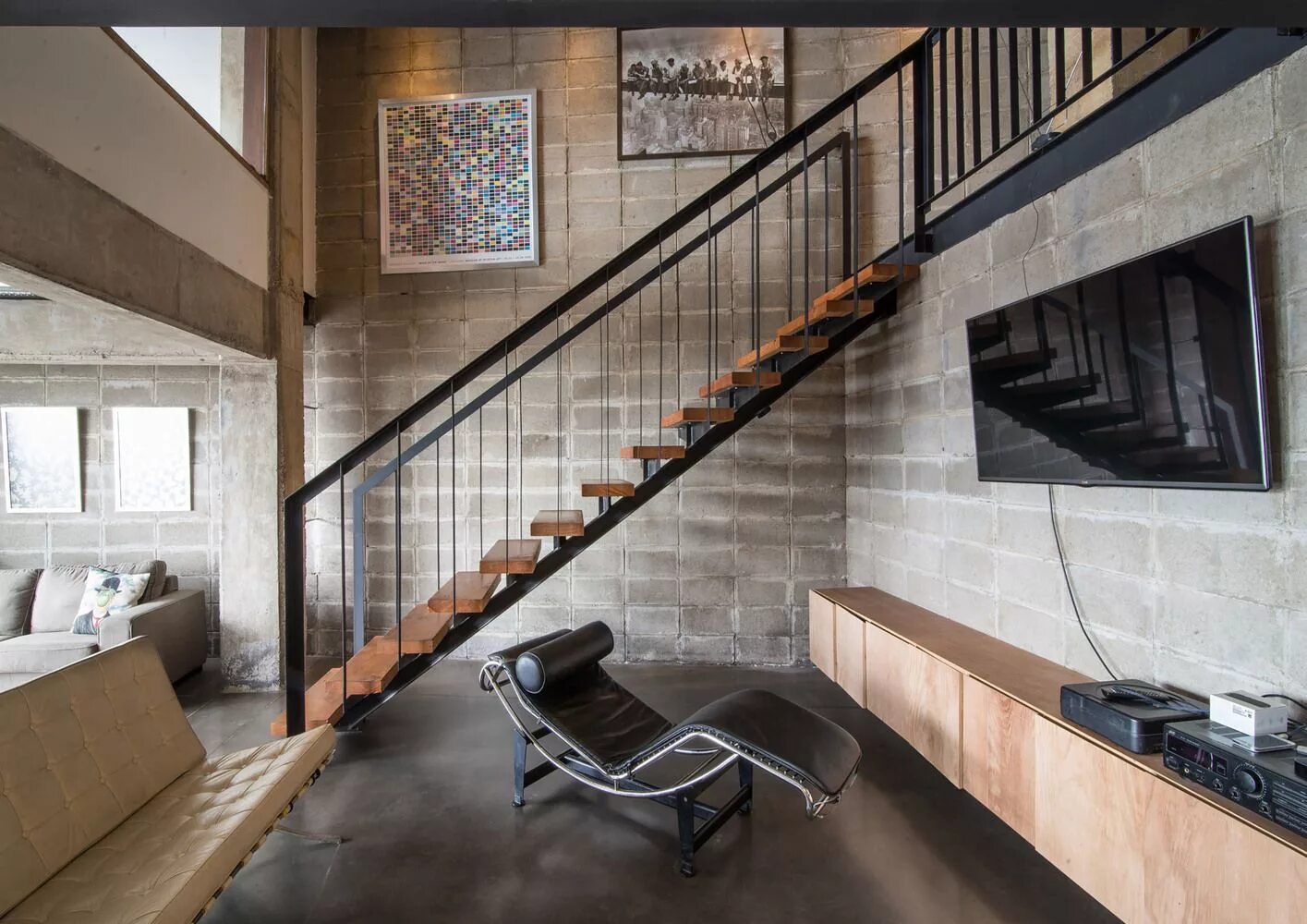 Лестница на второй в стиле лофт Galería de Vivienda Unifamiliar Hector Calvo / Fantuzzi + Rodillo Arquitectos - 