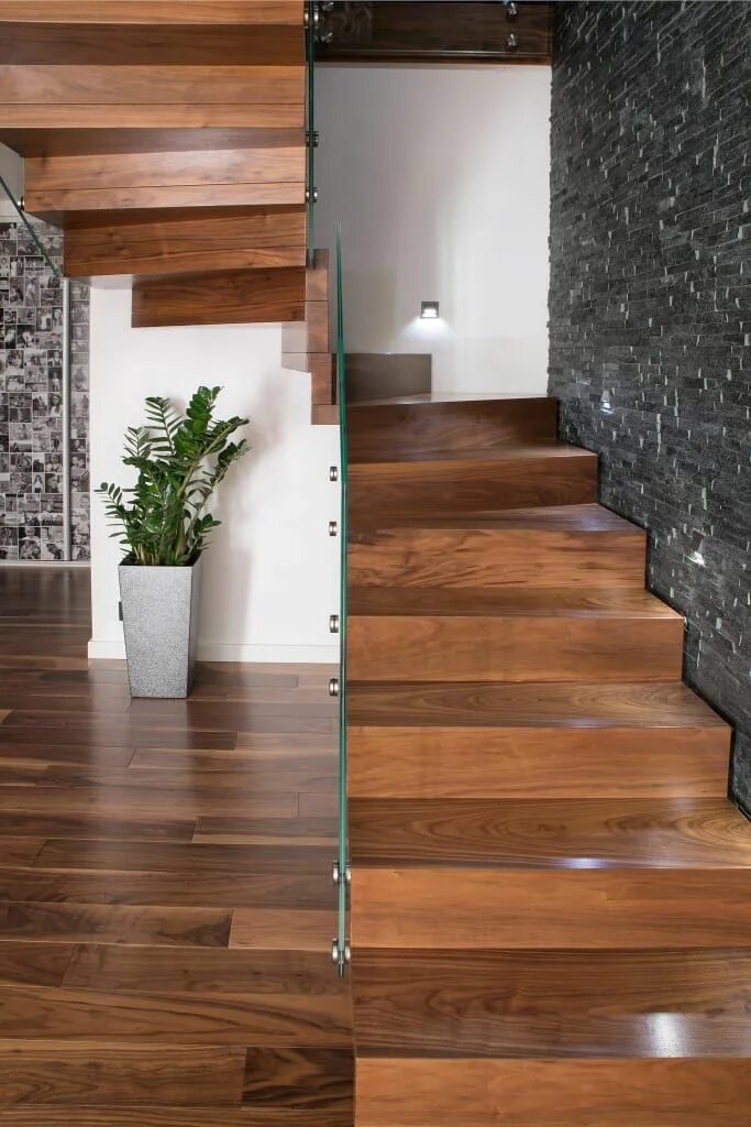 Лестница отделка ламинатом фото Nowoczesne schody dywanowe z szklaną balustradą homify Stairs design, Stairs, Ho