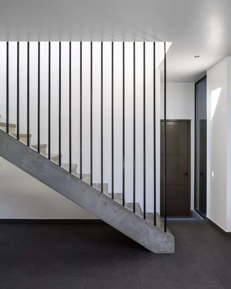Лестница с перилами до потолка фото TLP HOUSE T38 Studio Archello Stairs design, Interior staircase, Modern stairs