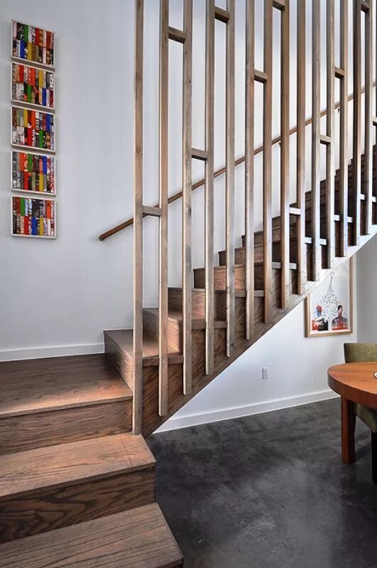 Лестница с перилами до потолка фото balustrada din lemn 3 House stairs, Interior stairs, Stair railing design