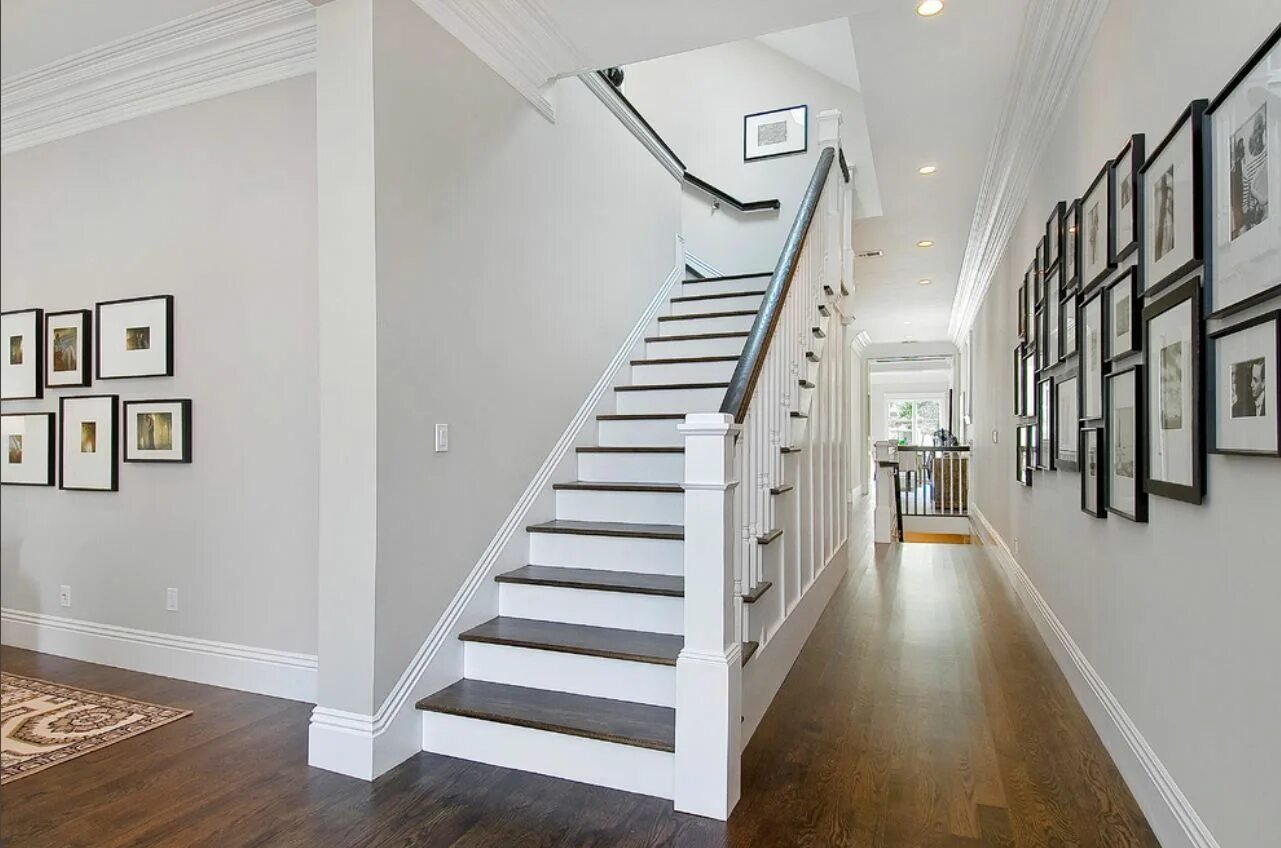 Лестница серого цвета в интерьере деревянная Image result for decorators white by benjamin moore Traditional staircase, House