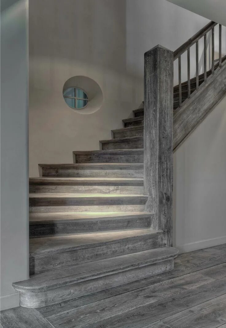 Лестница серого цвета в интерьере деревянная HOME Planks Grey hardwood floors, Grey hardwood, Grey flooring
