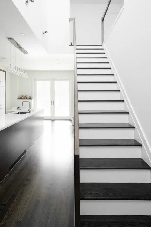 Лестница серого цвета в интерьере деревянная keuken/ trap House design, Staircase design, Home deco
