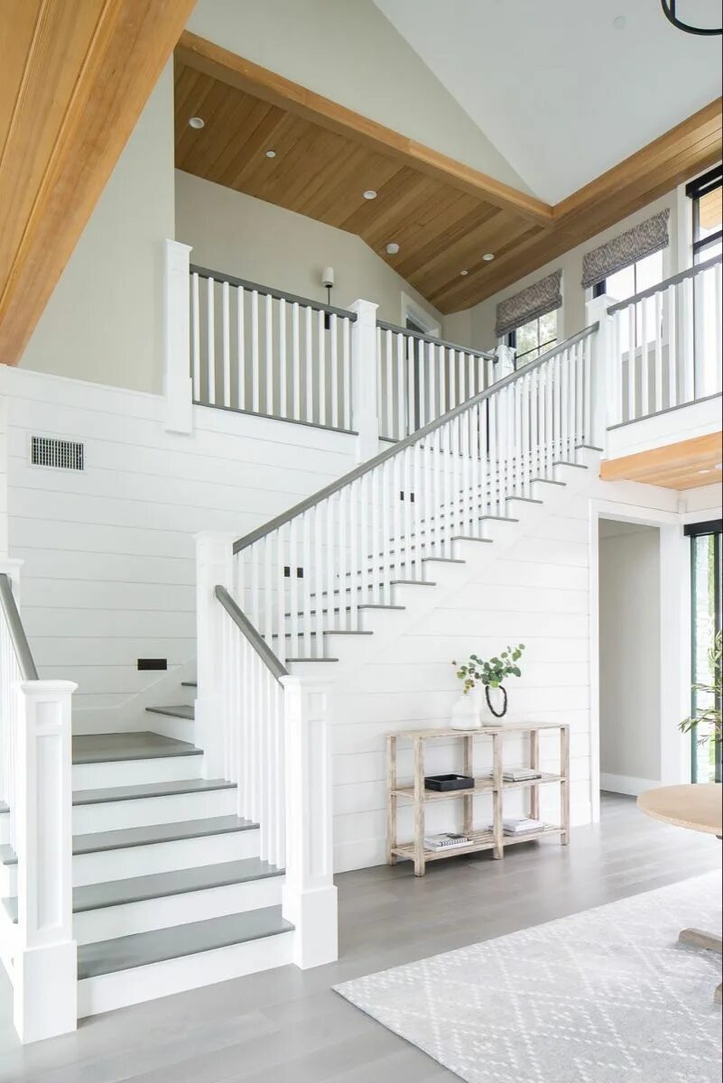 Лестница серого цвета в интерьере деревянная Grey treads on stair railing Staircase design, House stairs, House staircase