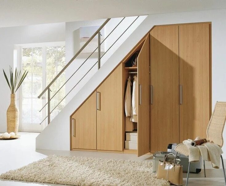 Лестница шкаф на второй этаж фото Dressing sous escalier pour exploiter l’espace perdu et les rangements Dressing 