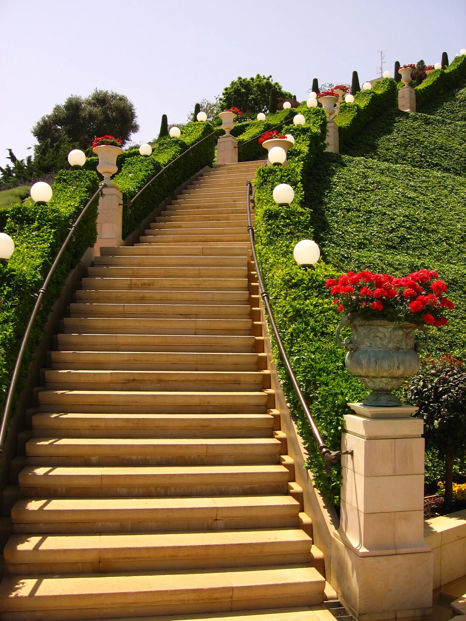 Лестница смотреть фото File:Stairway in Bahai World Center.jpg - Wikimedia Commons