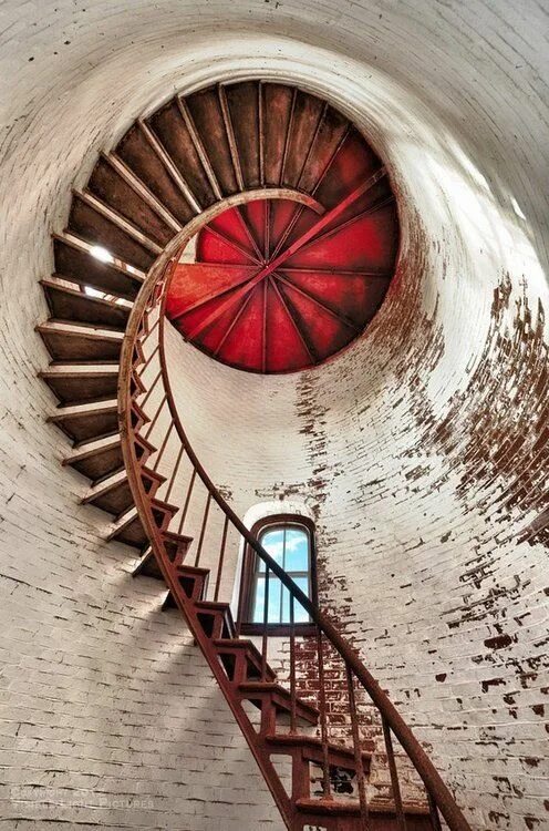 Лестница снизу фото Към върха... Lighthouse, Stairs, Spiral stairs