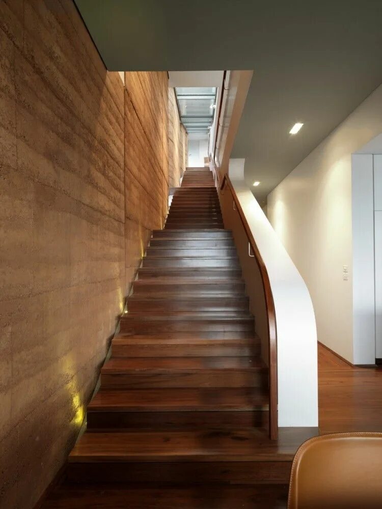 Лестница снизу фото Elamang Avenue / Luigi Rosselli Rammed earth homes, Architecture, Stairs
