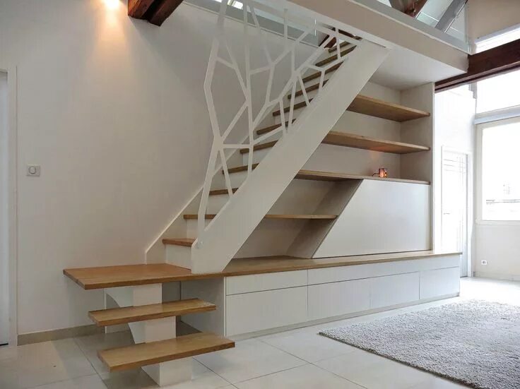 Лестница со второго этажа фото Escalier quart tournant avec marches en chêne. Garde-corps en acier découpé. Age