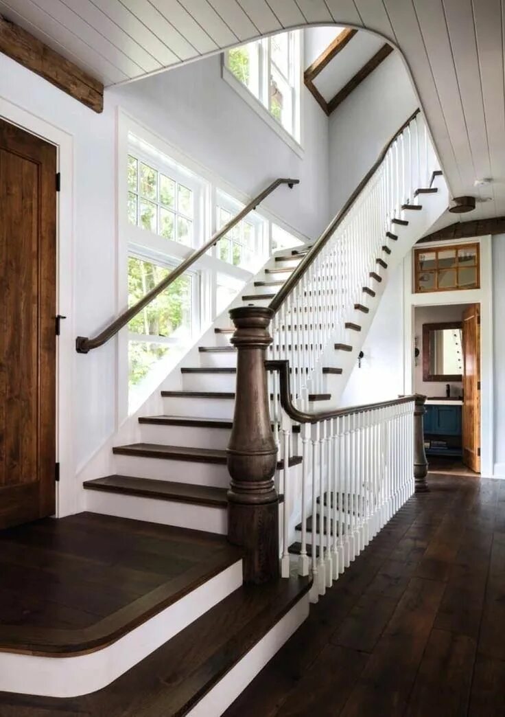 Лестница в частном доме фото дерево Image result for farmhouse staircase ideas Farmhouse style house, Barn house des