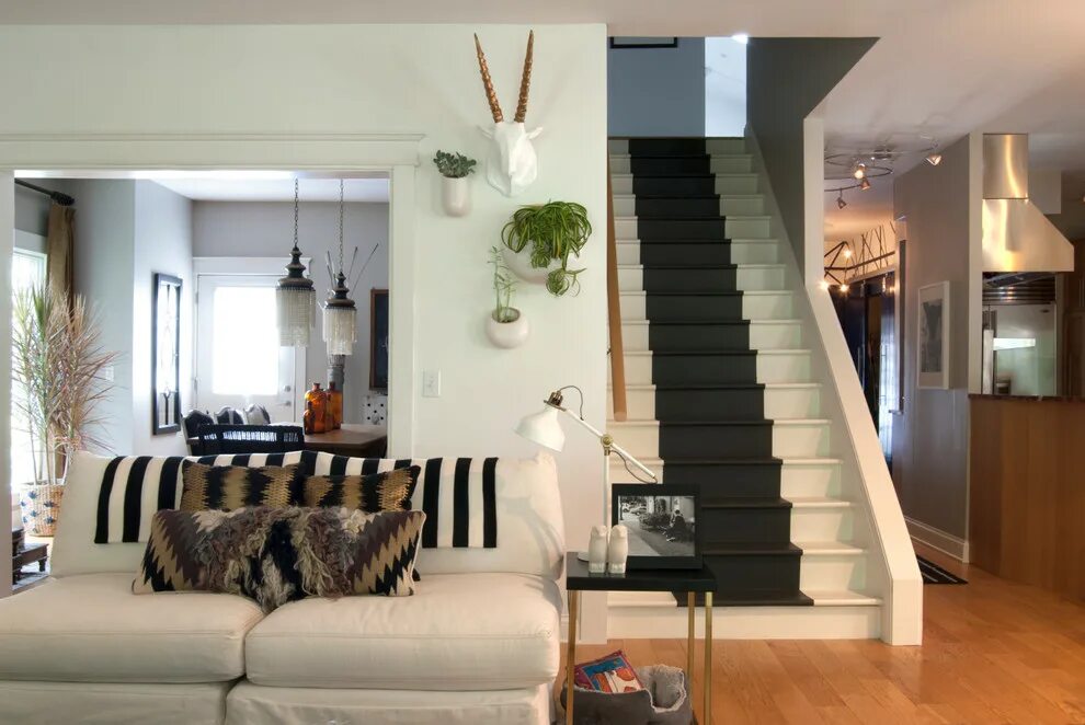 Лестница в доме в зале фото My Houzz: Garage Sale Meets Glam in Ohio - Фьюжн - Лестница - Кливленд - от эксп