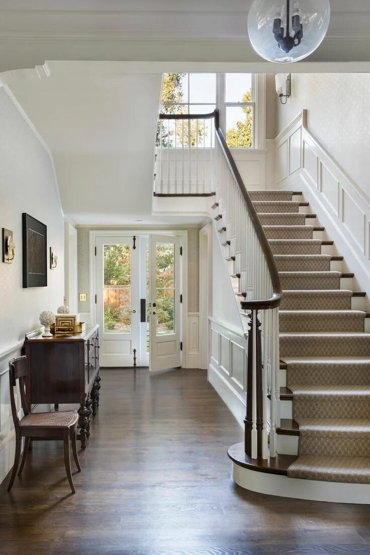 Лестница в двухэтажном доме дизайн фото Countryside Escapes: Colonial Revival in SF Suburbs Modern farmhouse staircase, 