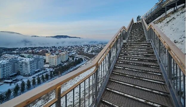 Лестница в красноярске фото Новая лестница на Удачном стала одним из посещаемых мест в новогодние праздники 