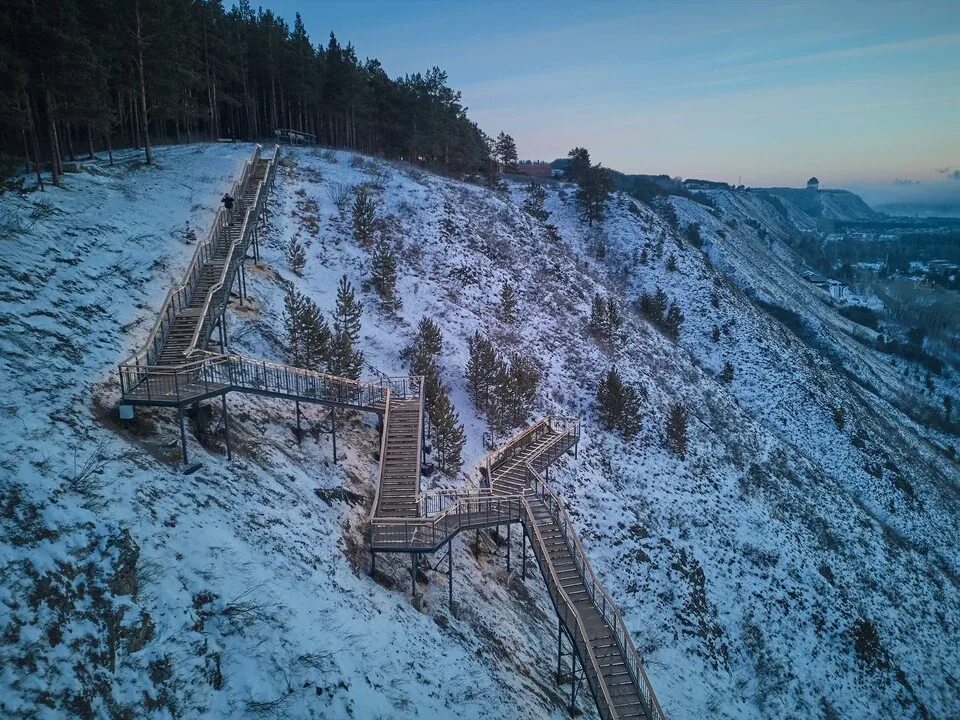 Лестница в красноярске фото В красноярском Удачном открыли лестницу, ведущую в "Гремячью гриву" - KP.RU
