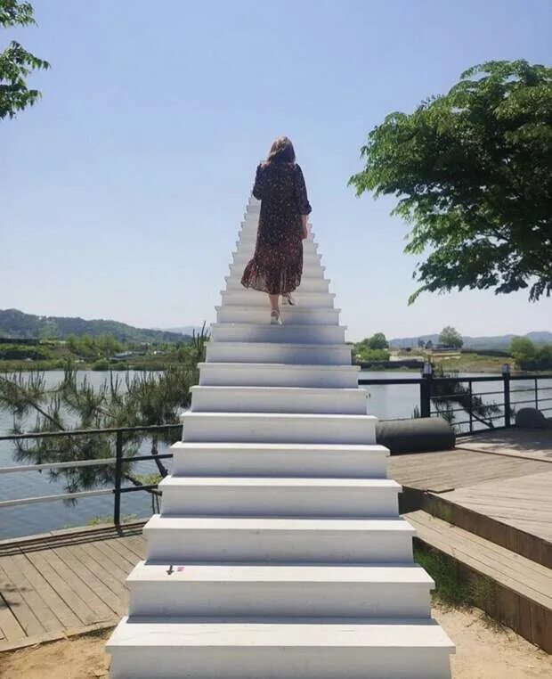 Лестница в небеса сочи фото Фото без капли фотошопа: кафе в Южной Корее предлагает посетителям подняться к о