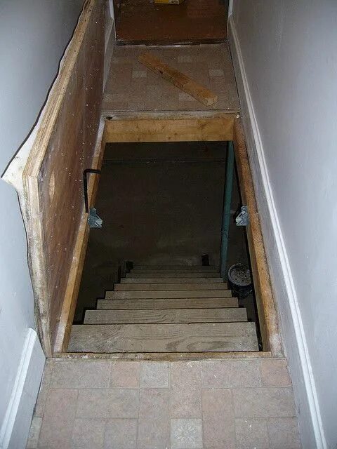 Лестница в подвал фото Trap door to basement Trap door, Diy basement, Secret rooms