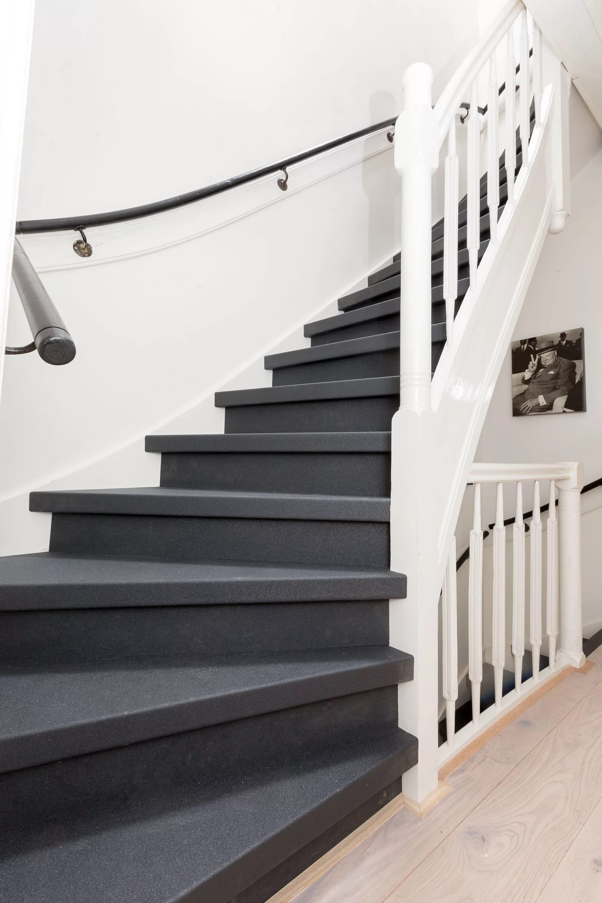Лестница в сером цвете в интерьере Afl. 5 make-over Stair renovation, House stairs, Painted staircases