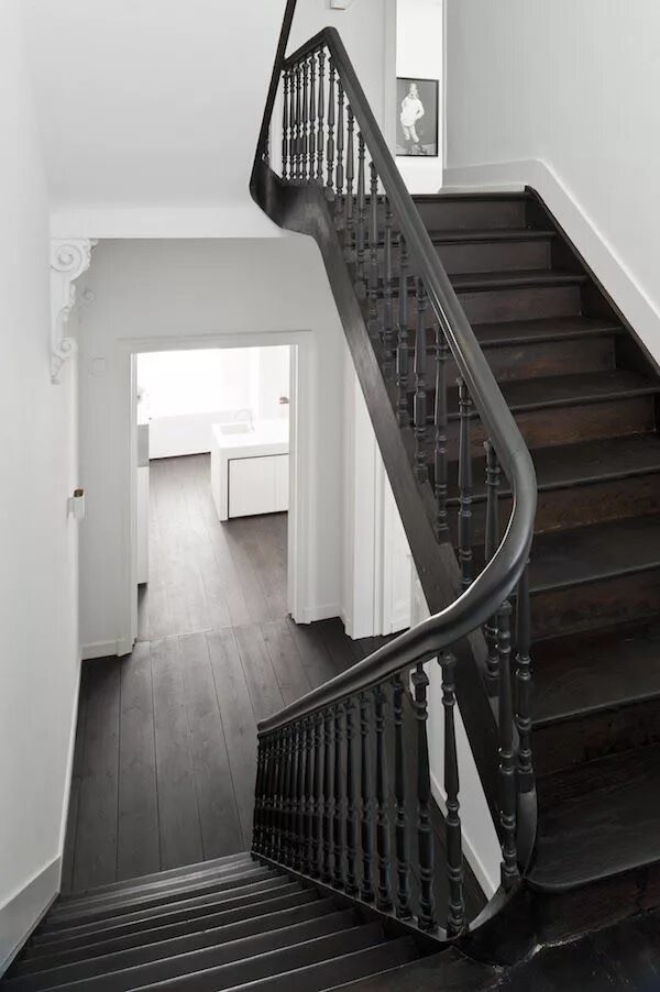Лестница в сером цвете в интерьере Pin on Galapago ideas Black stairs, House design, Stairs