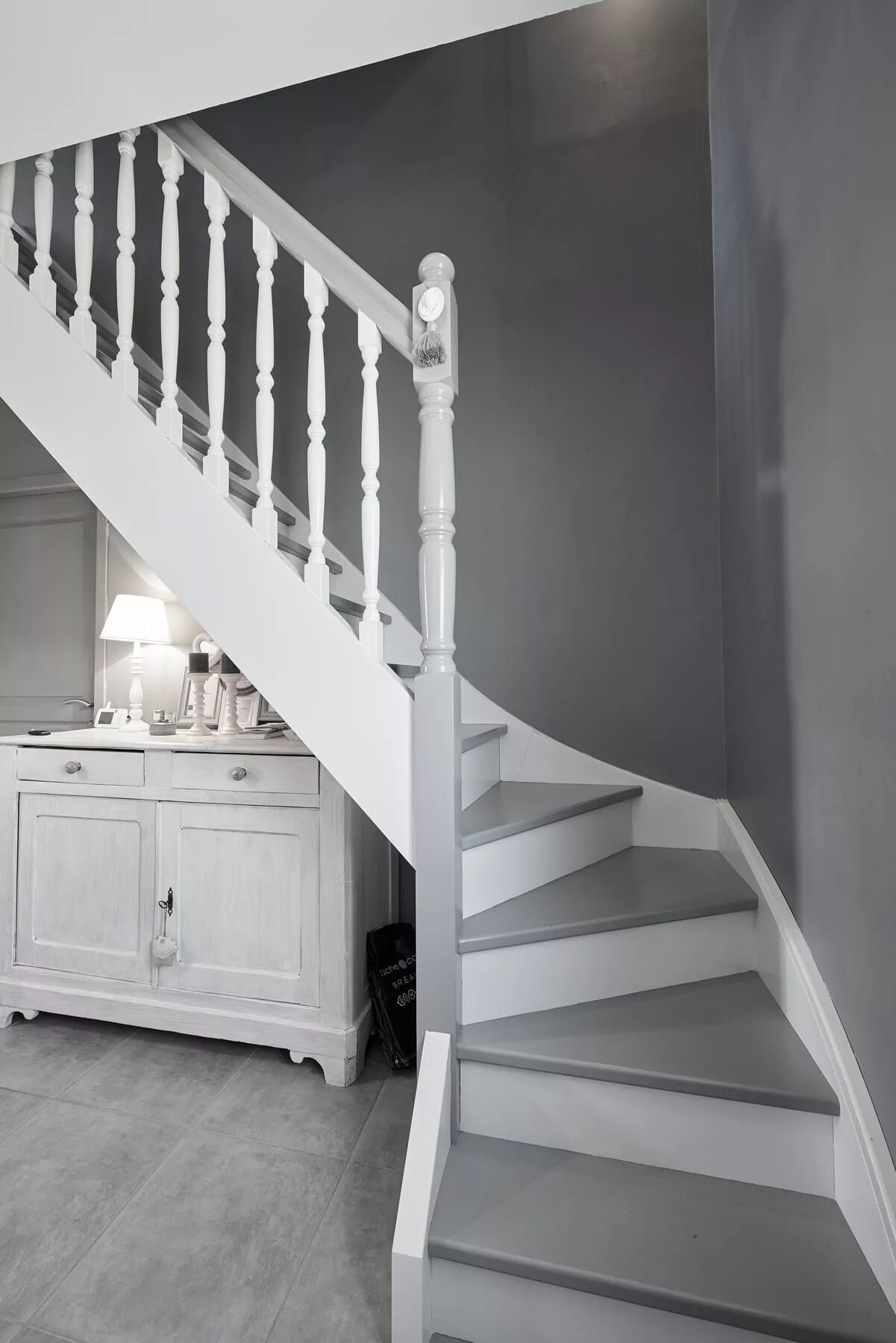 Лестница в сером цвете в интерьере Escalier gris et blanc - Constructeur de maisons Mètre Carré Staircase design, S