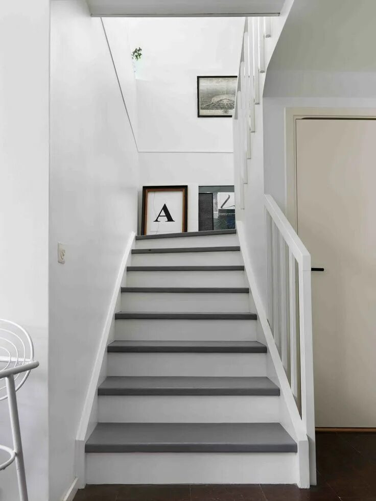 Лестница в сером цвете в интерьере Image result for grey and white stairs Escalier blanc, Escalier relooking, Escal
