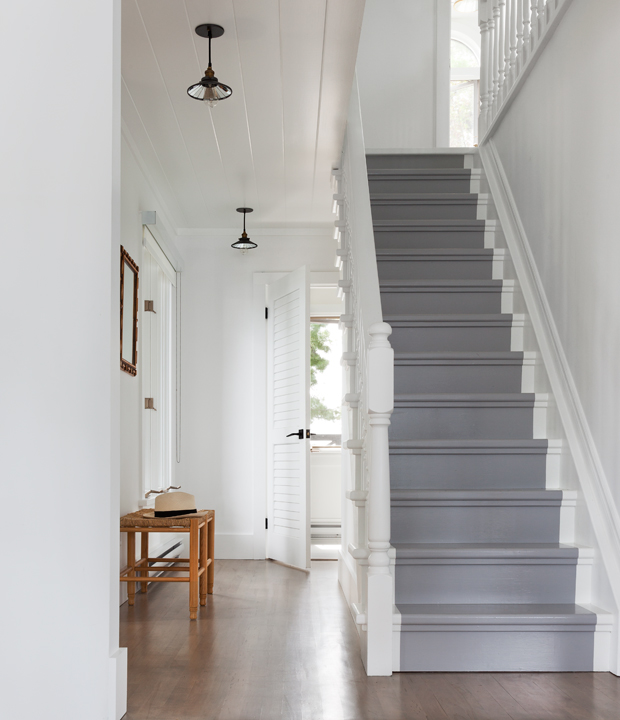 Лестница в сером цвете в интерьере 30 Decorating Ideas To Wake Up Your Cottage House stairs, Painted stairs, Stairc