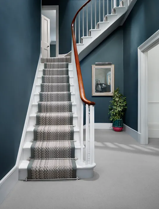 Лестница в сером цвете в интерьере Fabulous colour diamond homify Hallway colours, Staircase design, Grey hallway