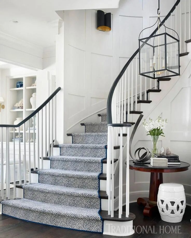 Лестница в сером цвете в интерьере 4,438 Likes, 43 Comments - Traditional Home (@traditionalhome) on Instagram: "fo