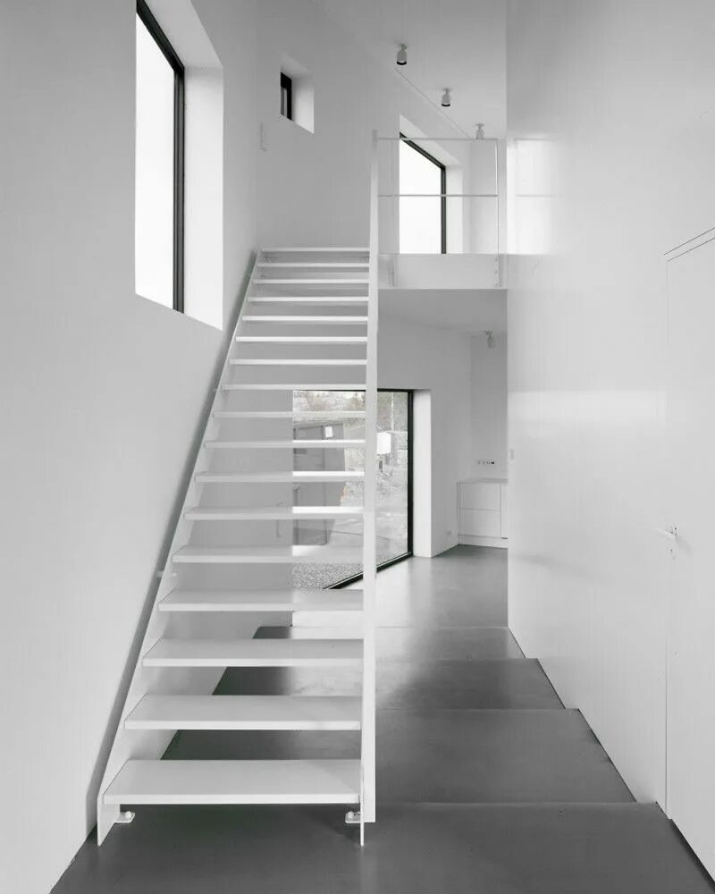 Лестница в сером цвете в интерьере House Tumle / Johannes Norlander Arkitektur House, Interior stairs, Stairs desig