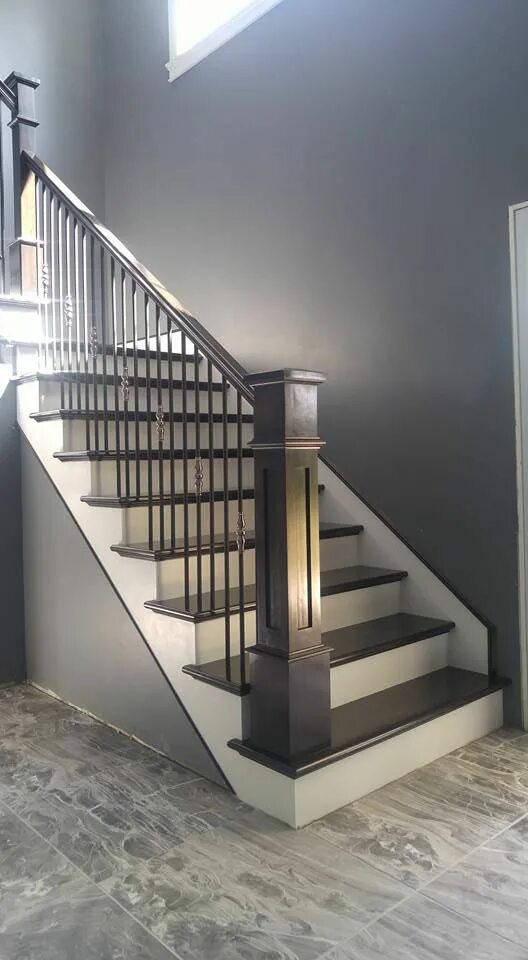 Лестница в сером цвете в интерьере Notice the two Newel Posts to handle the turn at the top of the stairs Stair rai